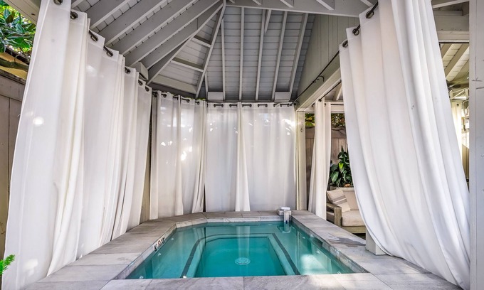 Irish Channel Apartment | Lofted Downtown Gem W/ Shared hot tub, Steam Rooms, Sun Deck, & Tea Garden!