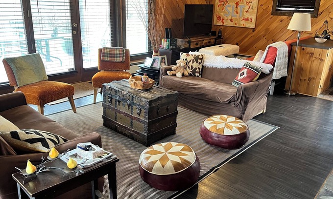 Roscoe Ski Chalet | Lofted farmhouse in charming Roscoe non the Beaverkill river
