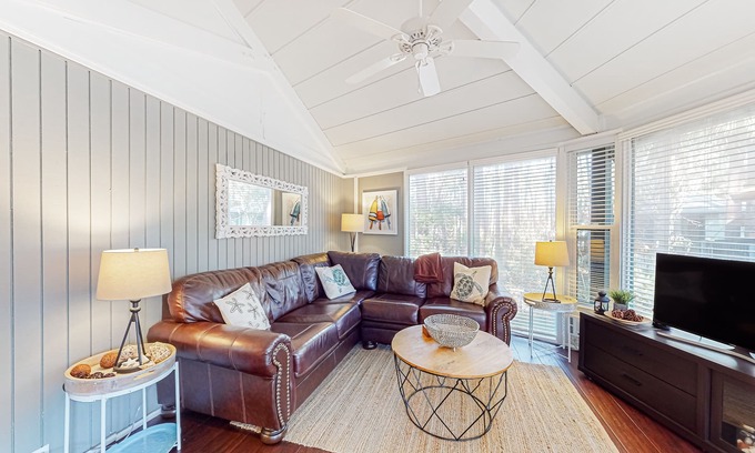 Sea Pines House | lofted villa with private deck, streaming, & W/D - near Harbour Town