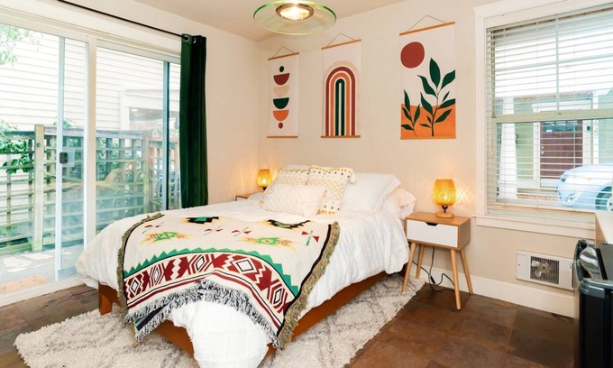 Mann Apartment | Loftium | Relaxing, Cozy Private Suite in Amazing Location!