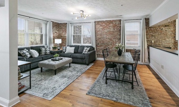 Maryville Apartment | Lofty Expectations - Gorgeous Studio Loft Downtown