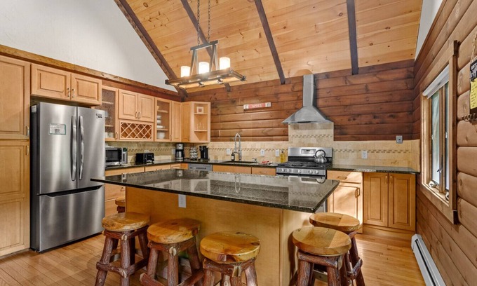 Highmount Cabin | Log Cabin 2min to Belleayre Base Lodge EV Charger