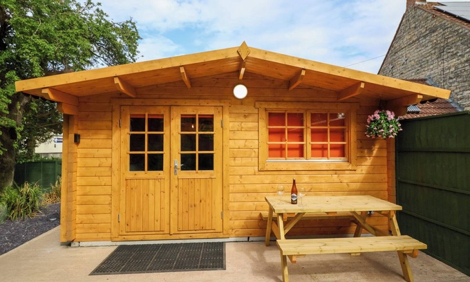 West Pennard Cottage | LOG CABIN - AMBER GLOW, pet friendly, with a garden in Glastonbury