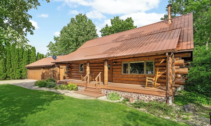 Cherry Valley Cabin | Log Cabin Escape+King B+Hot Tub+Sauna+River Views