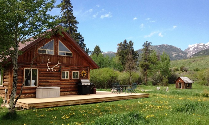 Gardiner Cabin | Log Cabin Getaway On Ranch close to Yellowstone Park