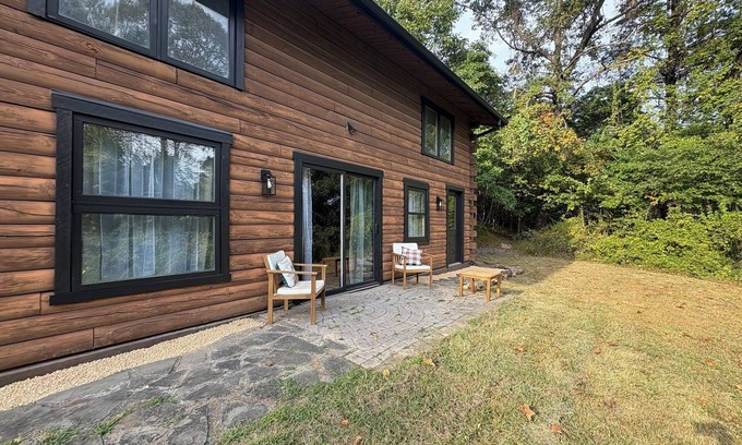 Orrtanna Cabin | Log Cabin Hideaway - off Route 30 - Game Room - Sleeps 10