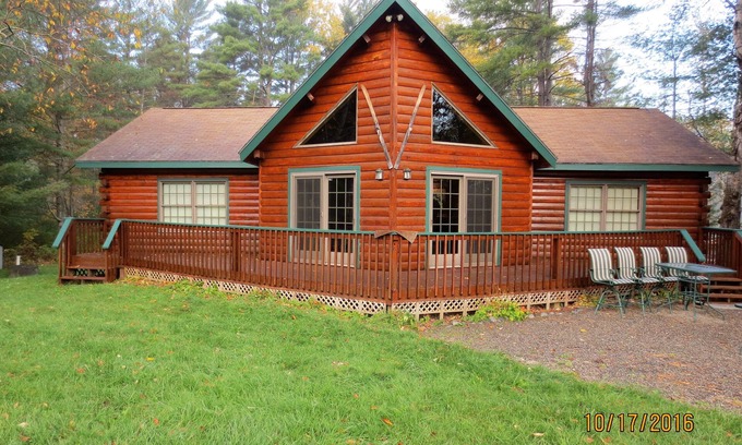 Brownsville Cabin | Log Cabin home with Mt Ascutney views and pool table