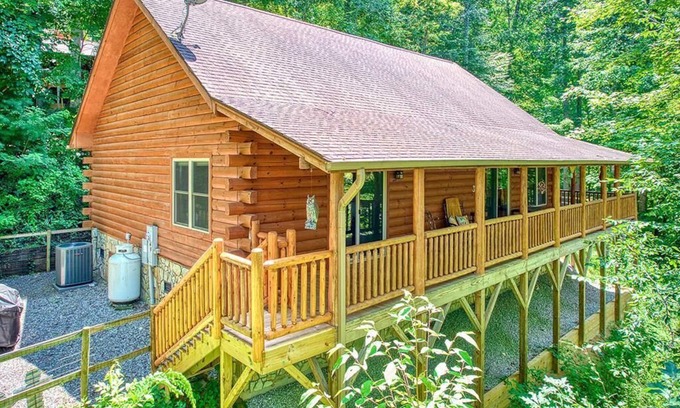 Waynesville Cabin | Log Cabin in a Gated Community! WIFI. Fire Pit w/wood provided! Pet-friendly