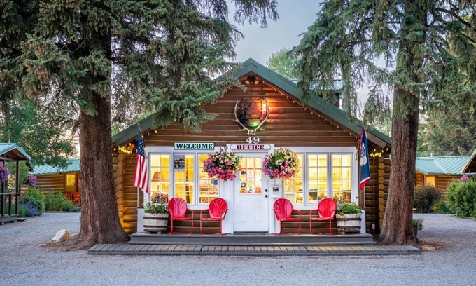 Pinedale Cabin | Log Cabin Motel