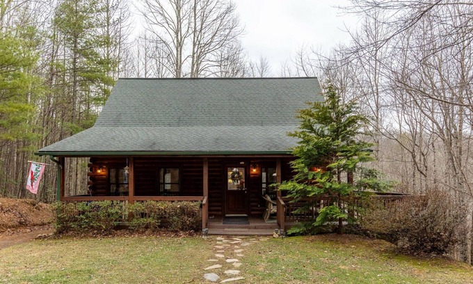 Fleetwood Cabin | Log Cabin Nestled in the Forest! 20% Discount