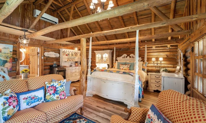 Rudy Cabin | Log cabin on 100 acres-Wifi-Kitchen-Wildlife-The Happy Hound