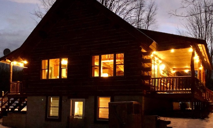 Thompsonville House | Log Cabin on 22 private acres, 2 min to Crystal! 3 Bed, 2 Bath, Game Room, AC