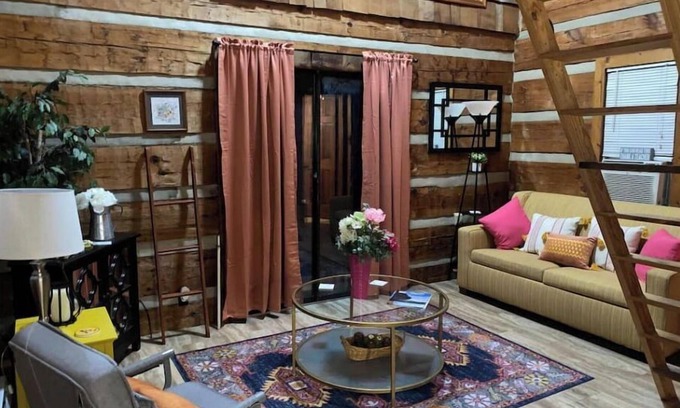 Winston - Salem House | Log Cabin on Main St. In the ❤️ of Winston Salem. Sleeps 4 comfortably.