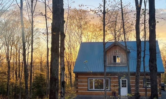 Haliburton Cabin | Log cabin on the hill