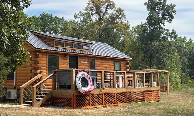 West Siloam Springs Cabin | Log Cabin on the waterfall