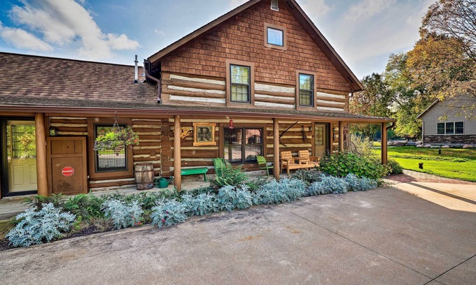 White Lake Cabin | Log Cabin on the Wolf River w/Private Hot Tub!