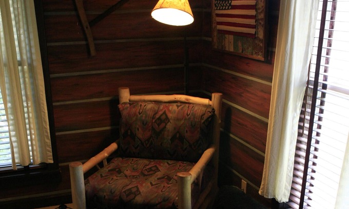 Utica House | Log Cabin -Standard-Queen-Private Bathroom ( no pet)