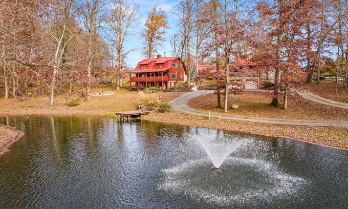Knoxville Cabin | Log Cabin, UTK/Neyland, Smokies, 16acres, FP, HotTub, Sauna, Fishing, Golf, Pets