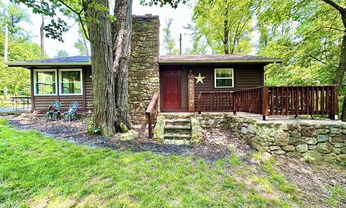 Grantville Cabin | Log Cabin w/Farm Animals & Firepit 20 Mins To Hershey & 4 Mins To Lake!