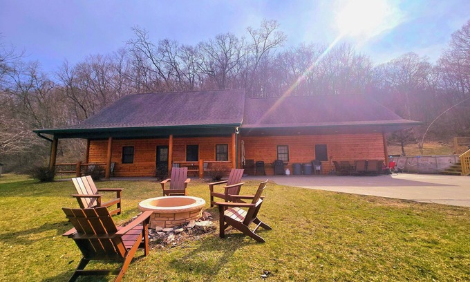 Lansing Cabin | Log Cabin/w hot tub, outdoor pool & pool table