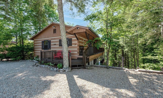 Townsend Cabin | Log Cabin with 3BR, Hot Tub, Fire Ring, Game Room, Mtn Views, Wifi & Pool Access
