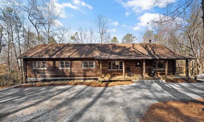Gainesville Cabin | Log Cabin with Big Deck Energy on Lake Lanier, fire pit and lake access