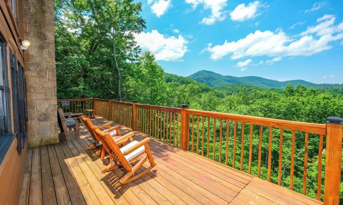 Gatlinburg - Pigeon Forge Cabin | Log cabin with pool table & hot tub-sleeps 8!