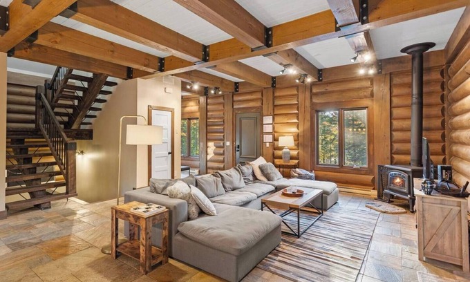 Saint-Faustin-Lac-Carre Ski Chalet | Log Chalet ~ Spa & Firepit ~ Arcade, Billiards & Foosball ~ Walk to the Hill
