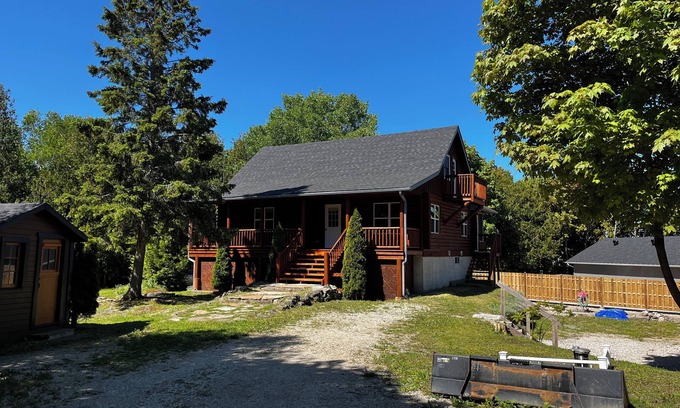 Tobermory Cottage | Log Cottage- 43 Head St