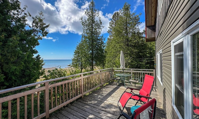Manitoulin District Cottage | Log Cottage on Lake Huron – Peaceful South Shore Escape on Manitoulin Island.