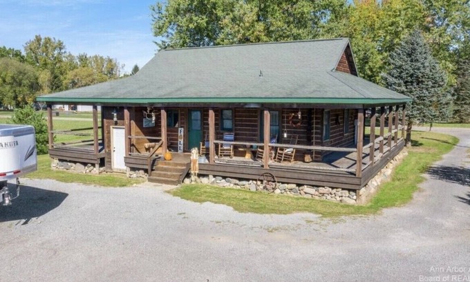 Onondaga Cottage | Log Farm House **HOT TUB**