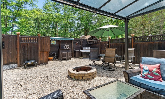 South Berwick House | Log Guest Home, Fenced Patio w/BBQ, Firepit, and more! 5 Mi to Ogunquit Center.