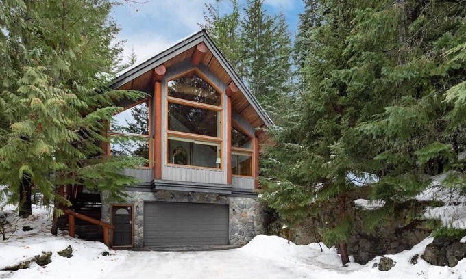 Blueberry Hill House | Log Home, Free Village Parking! Hot Tub, Fireplace