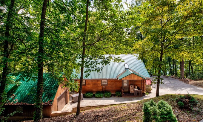Big Creek Cabin | Log home in peaceful cove. Great for multiple families. Starlink internet
