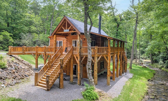 Black Mountain Cabin | LOG HOME - NEXT TO CREEK/FIREPLACE/HOT TUB/HIKING TRAILS/PET FRIENDLY