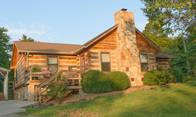 Knoxville House | Log home on 50 acres. Private, convenient, beautiful. A little bit of paradise.