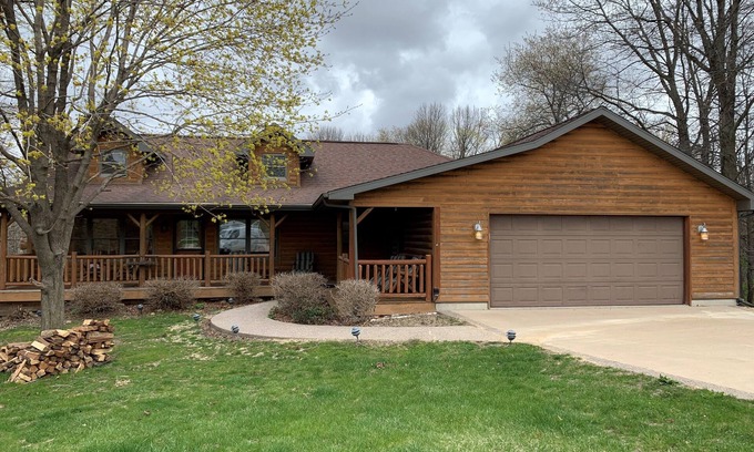 Apple River House | Log Home w/hot tub in Apple Canyon Lake