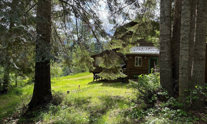 Cataldo Cabin | Log House on acreage, 30 min east of Coeur d’ Alene near Rose Lake and Medimont