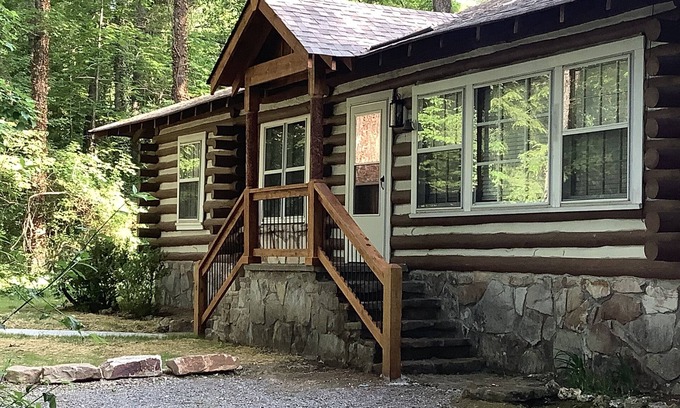 Mentone Cabin | Log Inn to your vintage vacation experience.