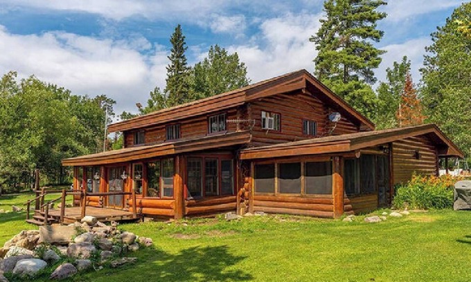 Ely Cottage | Log Lodge .