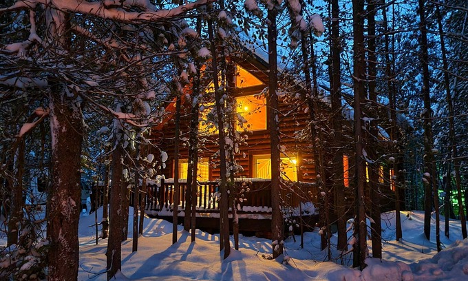 Island Park Cabin | Log Retreat Near Yellowstone National Park w/Hot Tub & Sauna