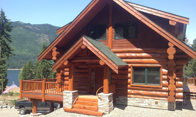 Cle Elum Cabin | Log sanctuary w/hot tub walking distance to Lake Cle Elum game room & deck views