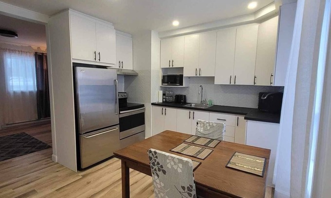 Desjardins Apartment | Logement /Appartement 4 1/2 Près de Toutes les Commodités Pour 31 Jours et Plus