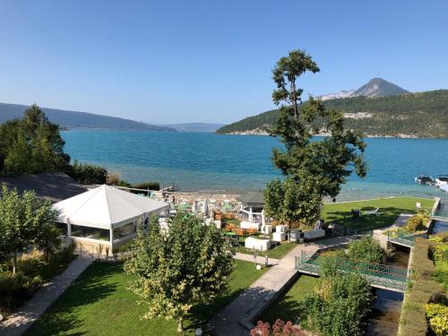 Duingt Apartment | Logement atypique avec vue unique panoramique sur le lac d’Annecy, dans une résidence avec plage et ponton privée sur la commune de Duingt (Rive gauche du lac).
