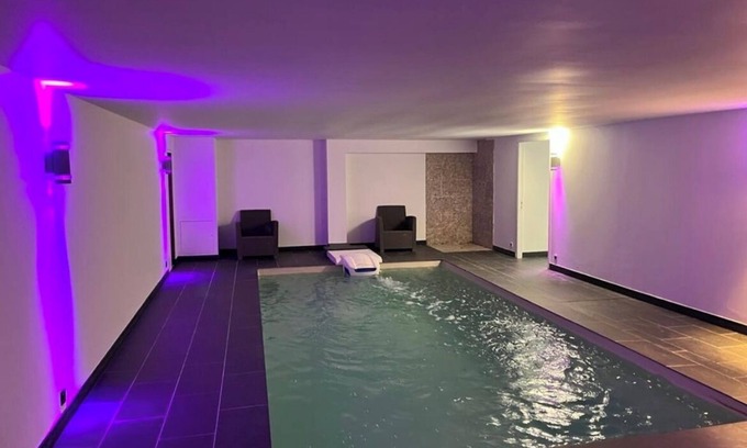 Francheville Condo | Logement de Luxe Avec Piscine Intérieure Privée