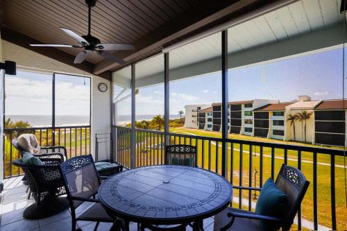 Sanibel Apartment | Loggerhead 523 - Beachfront Residence at Loggerhead Cay with Vaulted Ceilings