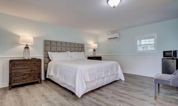 Surf City Hotel | Loggerhead Inn & Suites - King Room in hotel in Surf City, North Carolina