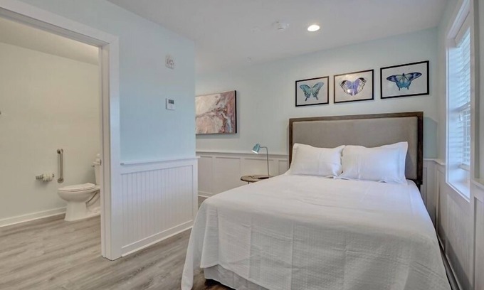 Surf City Hotel | Loggerhead Inn & Suites - Queen Room in hotel in Surf City, North Carolina