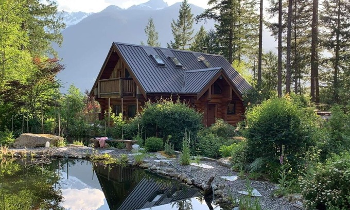 Upper Squamish House | Loghouse Lodge with Glacier View and Private Natural Swimming Pond