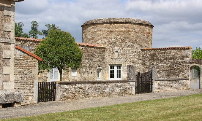 Paizay-Naudouin-Embourie House | Logis within the walls of the Château (Week-end)